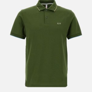 "Small stripes on collar polo"