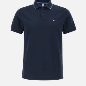 "Small stripes on collar polo"